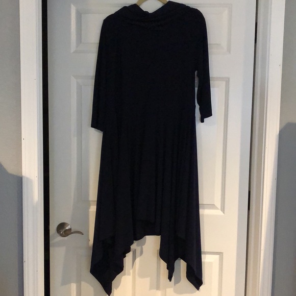 Beautiful flowing ladies dress! - Picture 4 of 7